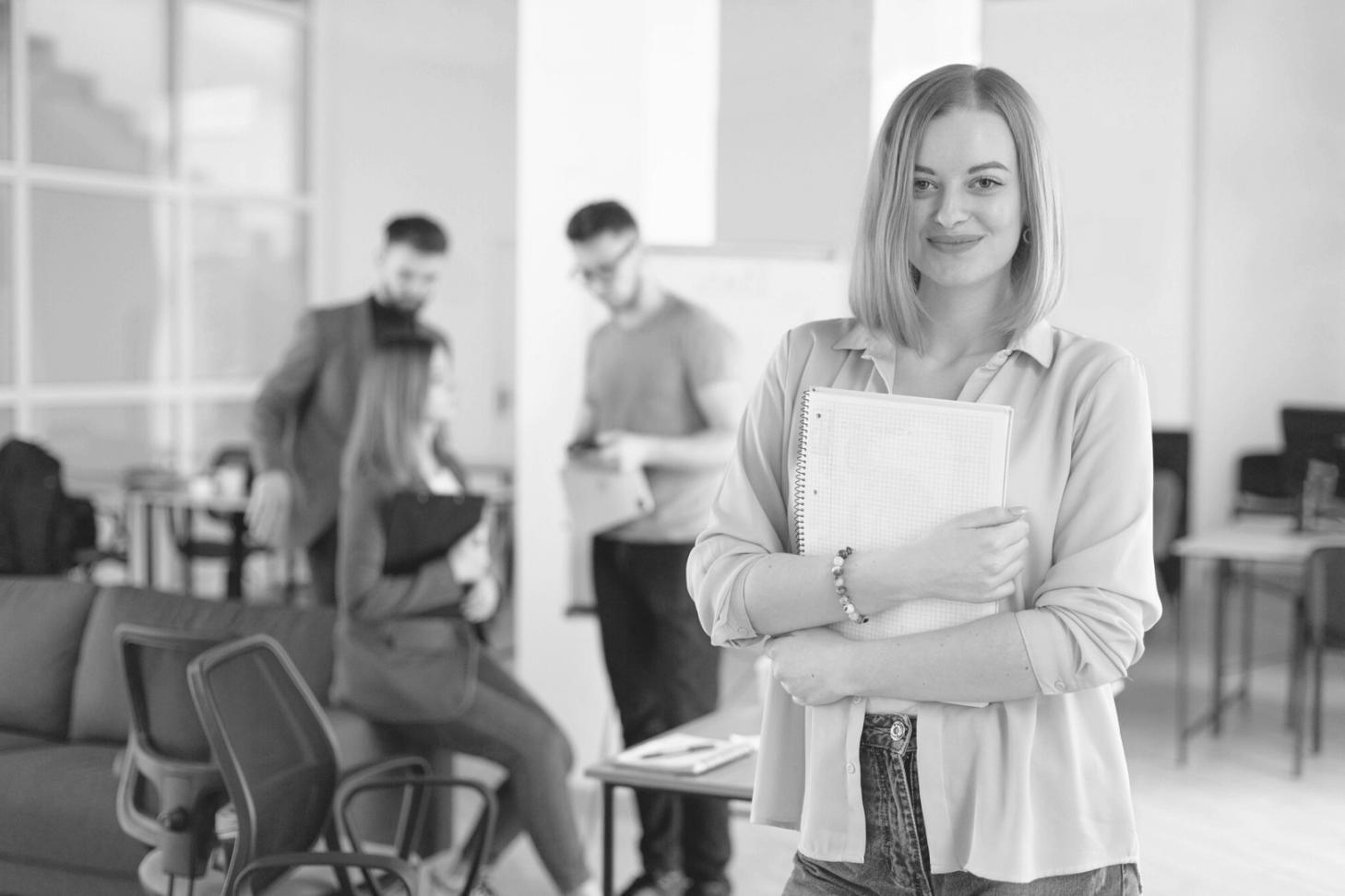 Professionnel travaillant sur des analyses financières
